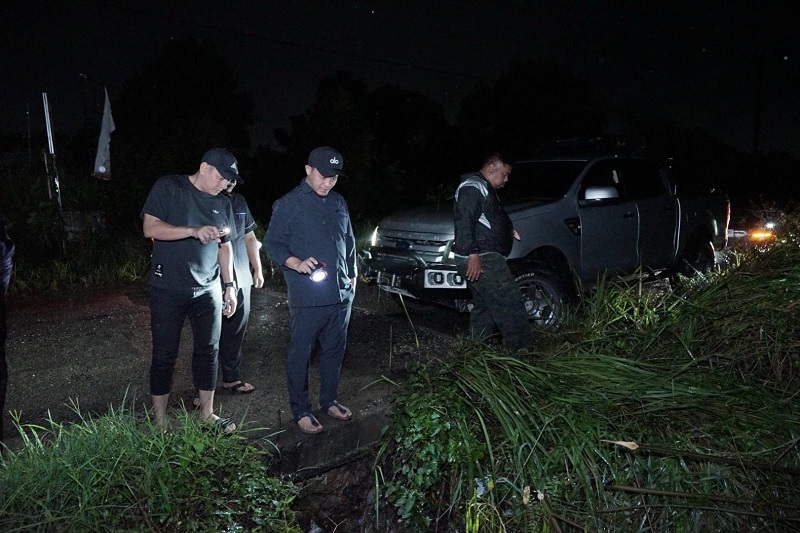 Wako Pekanbaru Agung Nugroho didampingi Plt Kadis PUPR Pekanbaru Edward Riansyah mengecek titik-titik rawan banjir di Kecamatan Rumbai saat hujan deras, Jumat (12/12/2025).