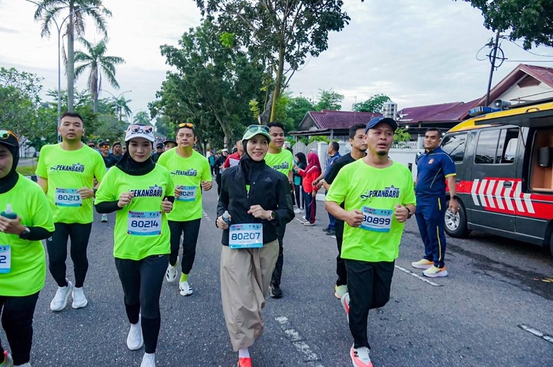 Wako Pekanbaru Agung Nugroho dan Ketua TP PKK Pekanbaru Sulastri Agung saat mengikuti Iven lari di Pekanbaru, baru-baru ini.