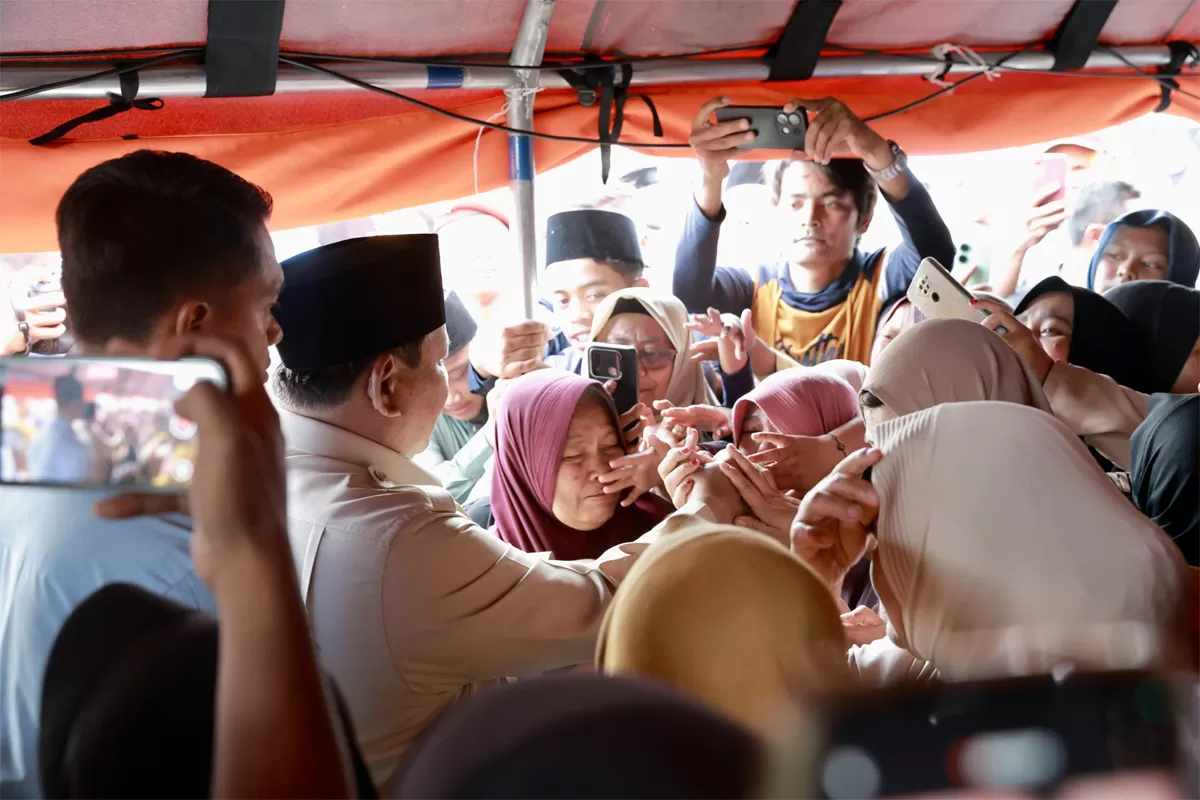 Presiden Prabowo Subianto bersalaman dengan warga saat melihat kondisi di posko pengungsian Masjid Al Abrar, Takengon, Aceh, Jumat (12/12/2025).
