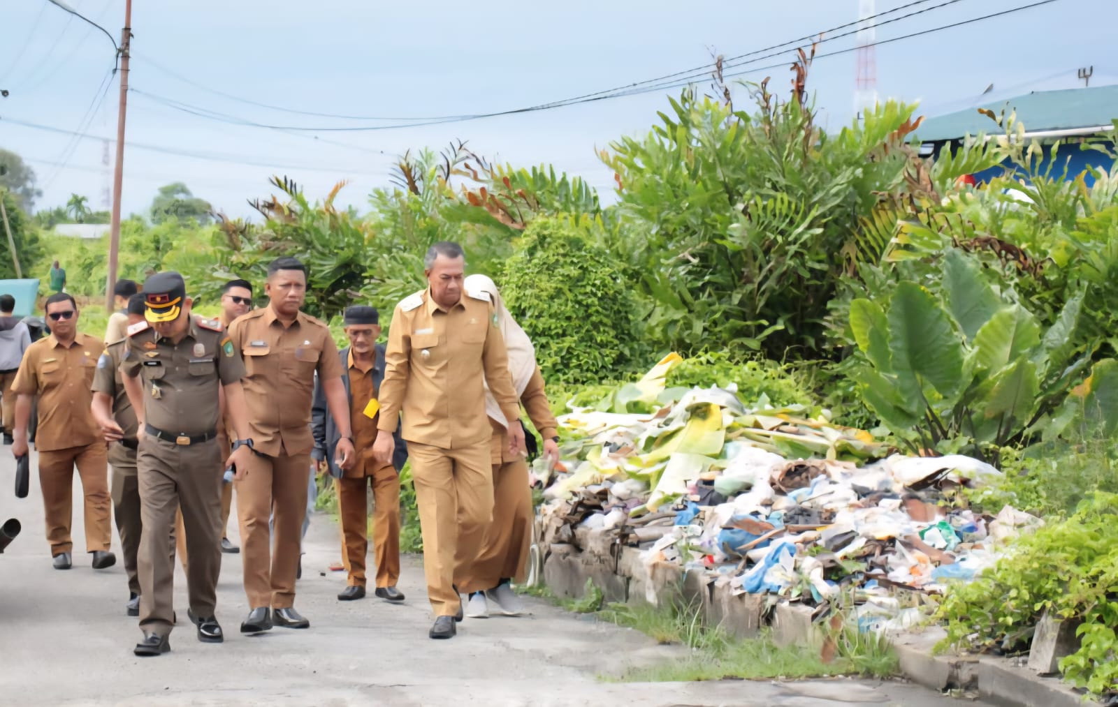 Wakil Bupati Meranti Muzamil Baharudin bersama jajaran ketika memantau lokasi Jalan Nelayan yang menjadi tempat sampah ilegal beberapa bulan lalu.