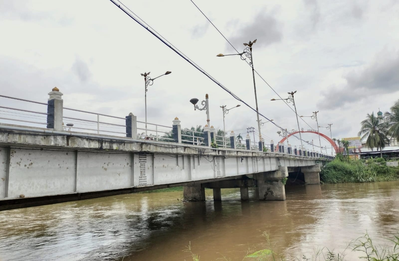 Kondisi debit air Sungai Batang Lubuh Pasirpengaraian terlihat ada peningkatan namun masih diambang batas normal, Ahad (14/12/2025) petang.