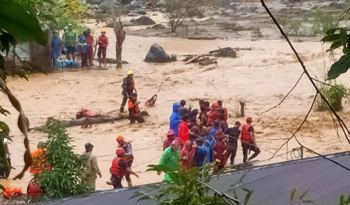 Proses evakuasi 8 warga terjebak arus deras berhasil diselamatkan saat banjir bandang kembali menerjang Kota Padang, Sumbar, Ahad (14/12/2025) petang.