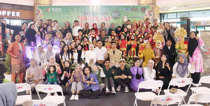 Para peserta, mentor, dan panitia Sekolah Budaya Suku Seni Riau foto bersama seusai acara Sekolah Budaya Exhibition di Mal SKA Pekanbaru, Sabtu (29/11/2025) lalu.