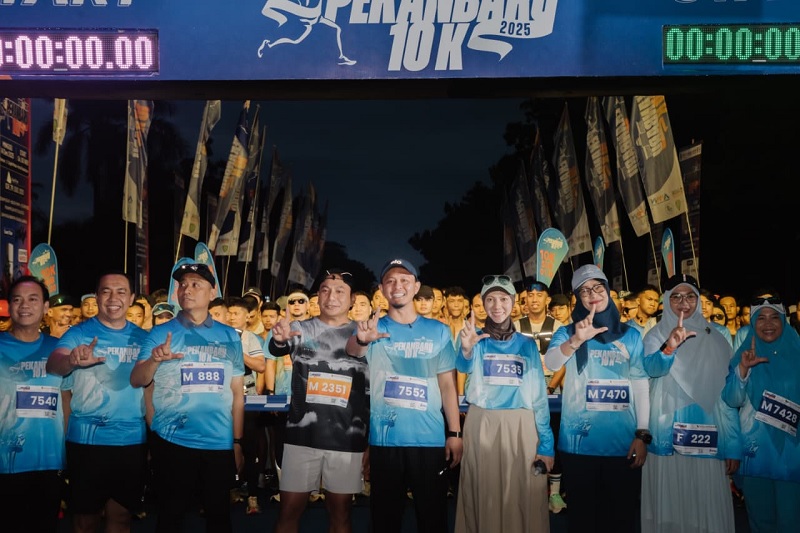 Wali Kota Pekanbaru Agung Nugroho finis bersama ribuan runner dalam semangat green city di Pekanbaru 10K 2025, Ahad (14/12/2025).