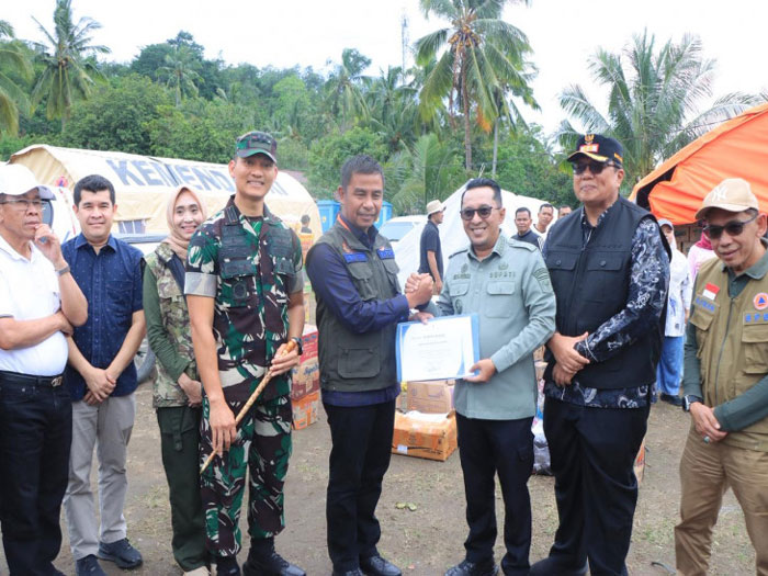 Bupati Kampar Ahmad Yuzar turun langsung menyalurkan bantuan kemanusiaan bagi korban banjir dan longsor kepada Bupati Tanah Datar Eka Putra, Sabtu (13/12/2025).