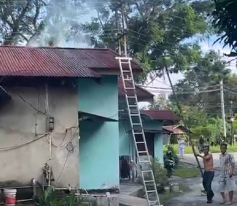 Kebakaran satu unit rumah bulatan permanen di Jalan Tanjung Datuk Nomor 335, Kelurahan Tanjung Rhu, Kecamatan Lima Puluh, Sabtu (13/12/2025) sore.