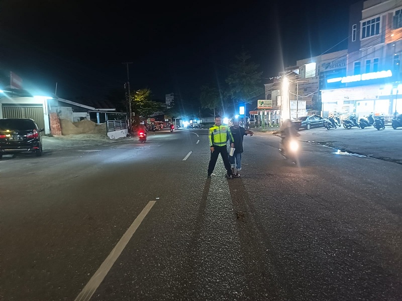 Polisi saat melakukan olah TKP di lokasi kecelakaan di Jalan Hangtuah, tepatnya di depan Warkop Agam D