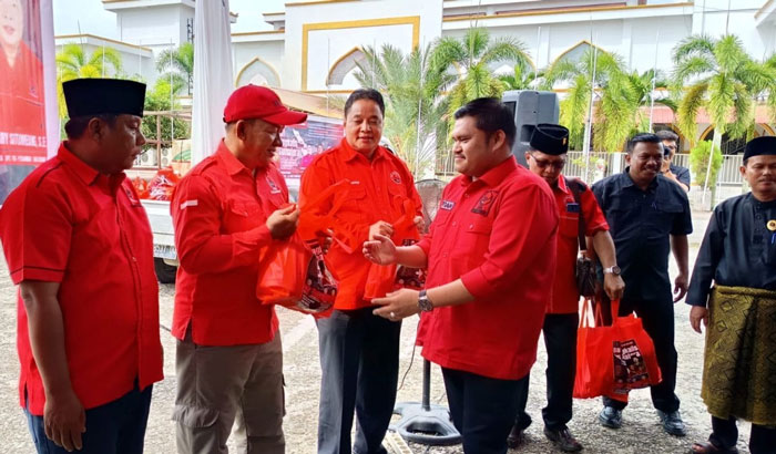Ketua DPC PDI-P Bengkalis Septian Nugroho menyerahkan bantuan sembako untuk diberangkatkan ke korban bencana alam di 3 provinsi di  Sumateria di halaman masjid besar Arafah Duri, Ahad (14/12/2025)