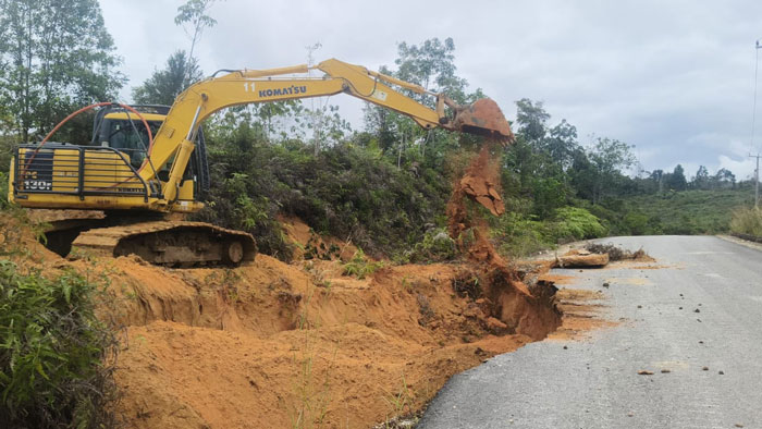 Perbaikan ruas jalan ujung batu Rokan batas Sumbar oleh Dinas PUPR PKPP Riau, Ahad (14/12/2025).