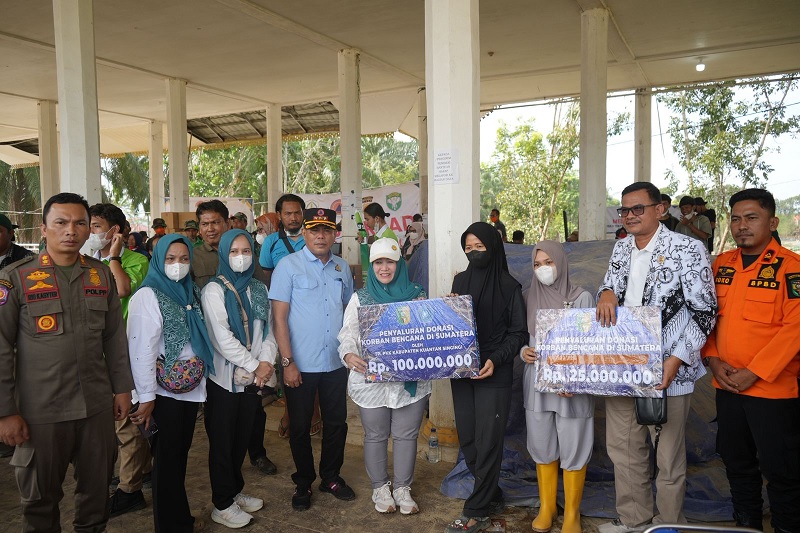 Ketua Tim PKK Kabupaten Kuansing Hj Yulia Herma Suhardiman dan Ketua PGRI Kuansing, H Herizon menyerahkan donasi pada Kabupaten Aceh Tamiang, Sabtu (13/12/2025).
