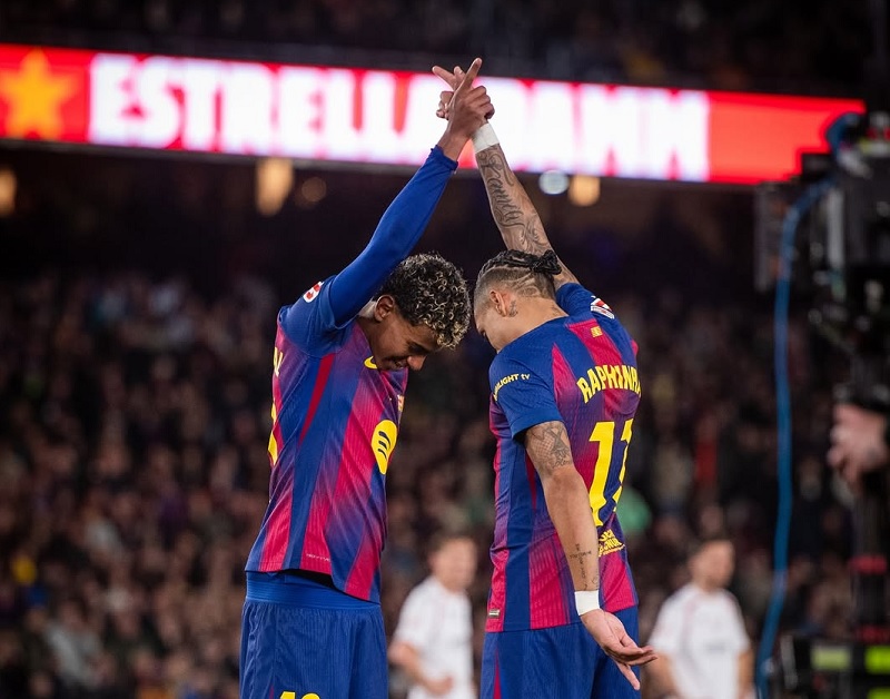 Raphinha merayakan gol pembuka Barcelona atas Osasuna bersama Lamine Yamal.