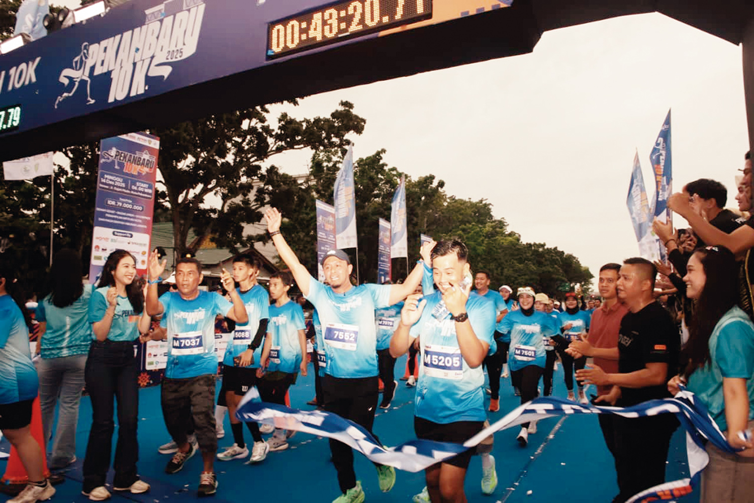Wali Kota Pekanbaru Agung Nugroho mencapai garis finish bersama peserta Pekanbaru 10K di Jalan Gajah Mada, Pekanbaru, Ahad (14/12/2025).