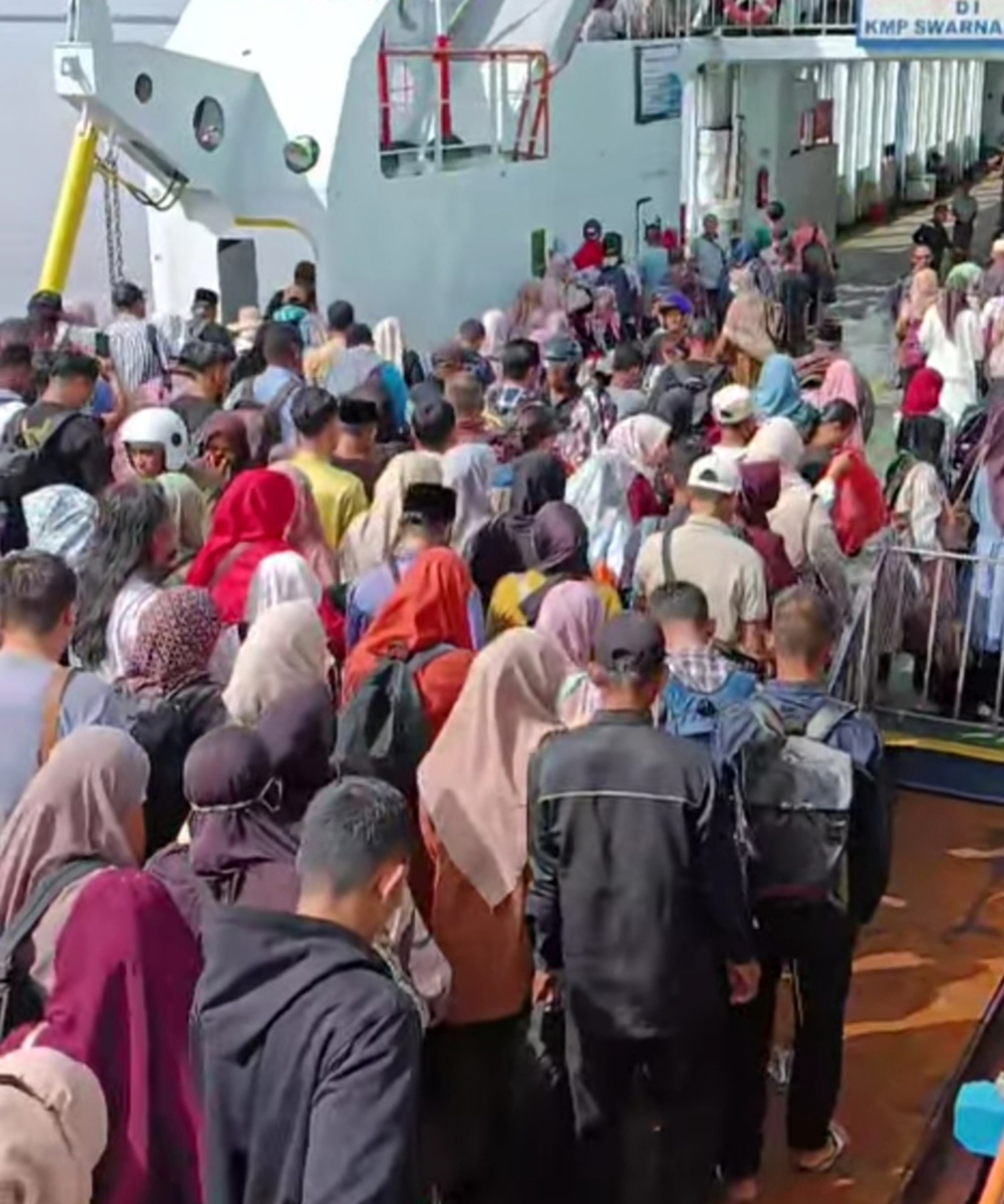 Penumpang antre saat akan masuk ke kapal ro-ro di Dermaga Ro-Ro Air Putih Bengkalis, akhir pekan lalu. Tak hanya penumpang, antrean panjang juga terjadi pada kendaraan bermotor.