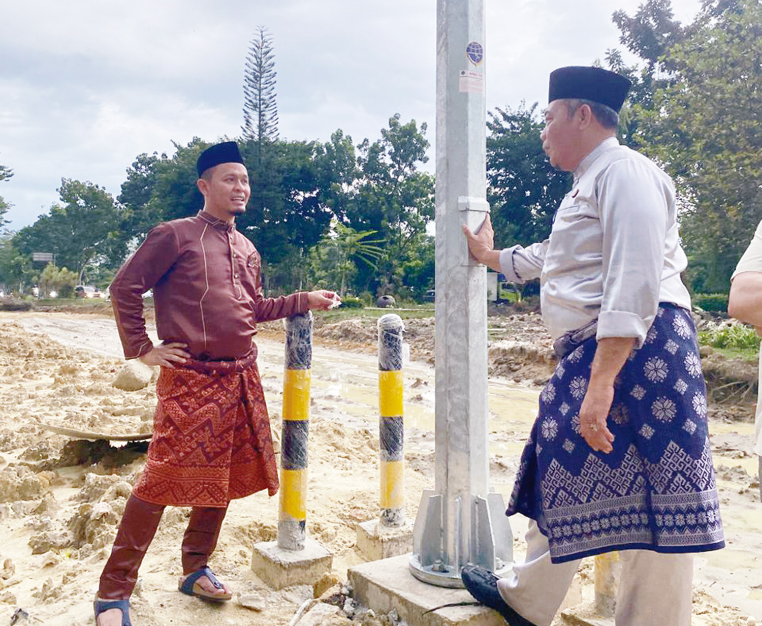 Wali Kota Pekanbaru Agung Nugroho dan Pj Sekko Pekanbaru Ingot Ahmad meninjau progres proyek simpang sebidang Jalan Arifin Achmad-Jalan Jenderal Sudirman, Jumat (12/12/2025).