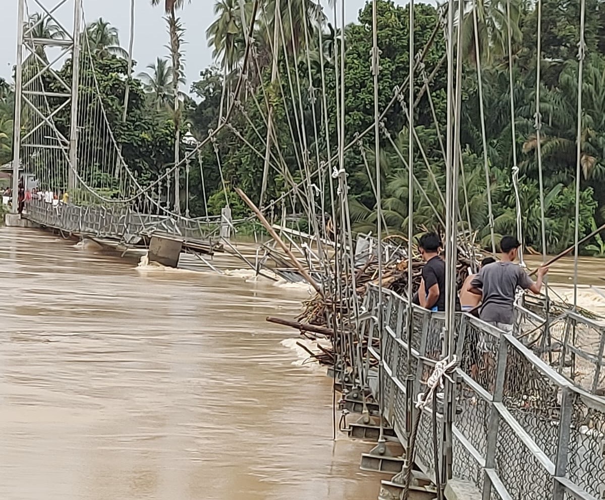 Jembatan gantung Lubuk Jambi yang menghubungkan Desa Bukit Kauman-Pebaun Hilir Kecamatan Kuantan Mudik rusak berat akibat hantaman luapan sungai Kuantan 3 Januari 2024 lalu, belum kunjung diperbaiki.