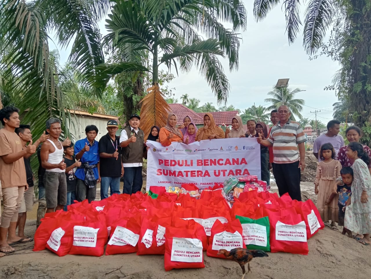 SKK Migas - PT EMP Tonga menyalurkan bantuan untuk korban banjir dan longsor di Tapanuli Selatan, kepada masyarakat yang terdampak bencana.