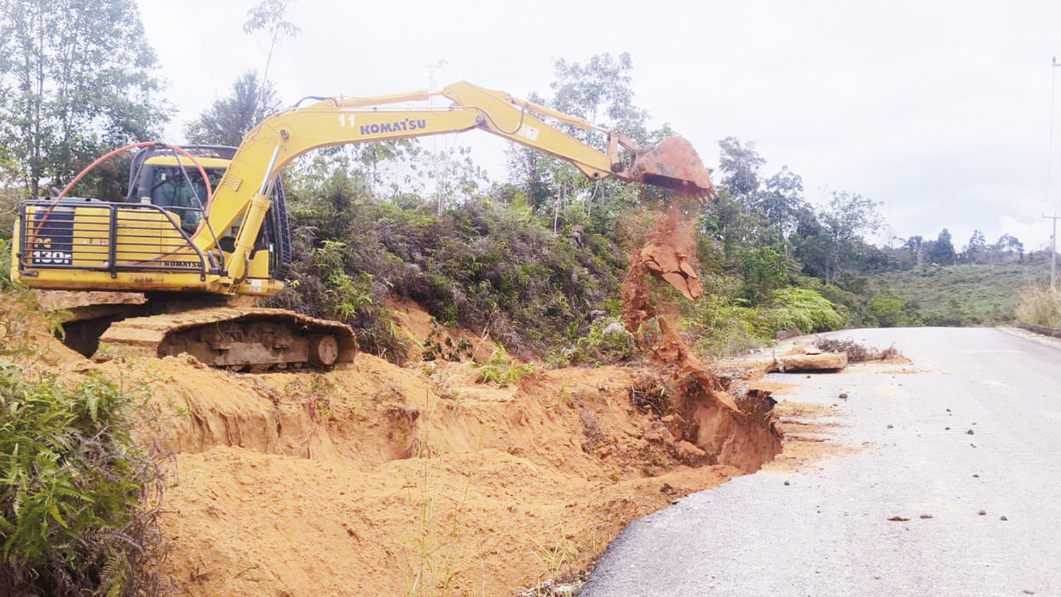 Perbaikan ruas Jalan Ujungbatu-Rokan berbatasan dengan Sumbar terus digesa Dinas PUPR PKPP Riau, Ahad (14/12/2025).