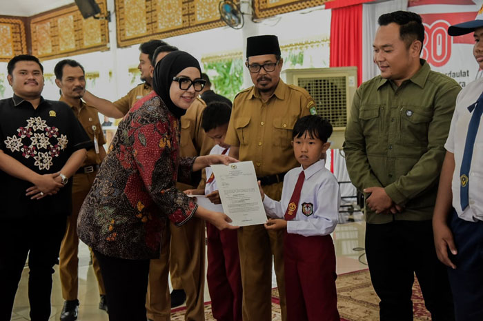 Anggota DPR RI Dapil Riau, Hj Dewi Juliani secara simbolis serahkan beasiswa PIP kepada perwakilan pelajar di Wisma Daerah Sri Mahkota Bengkalis, Senin (15/12/2025).