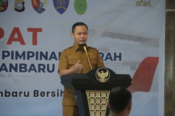 Wako Pekanbaru Agung Nugroho memberikan paparan saat rapat Forkopimda Pekanbaru, Senin (15/12/2025).