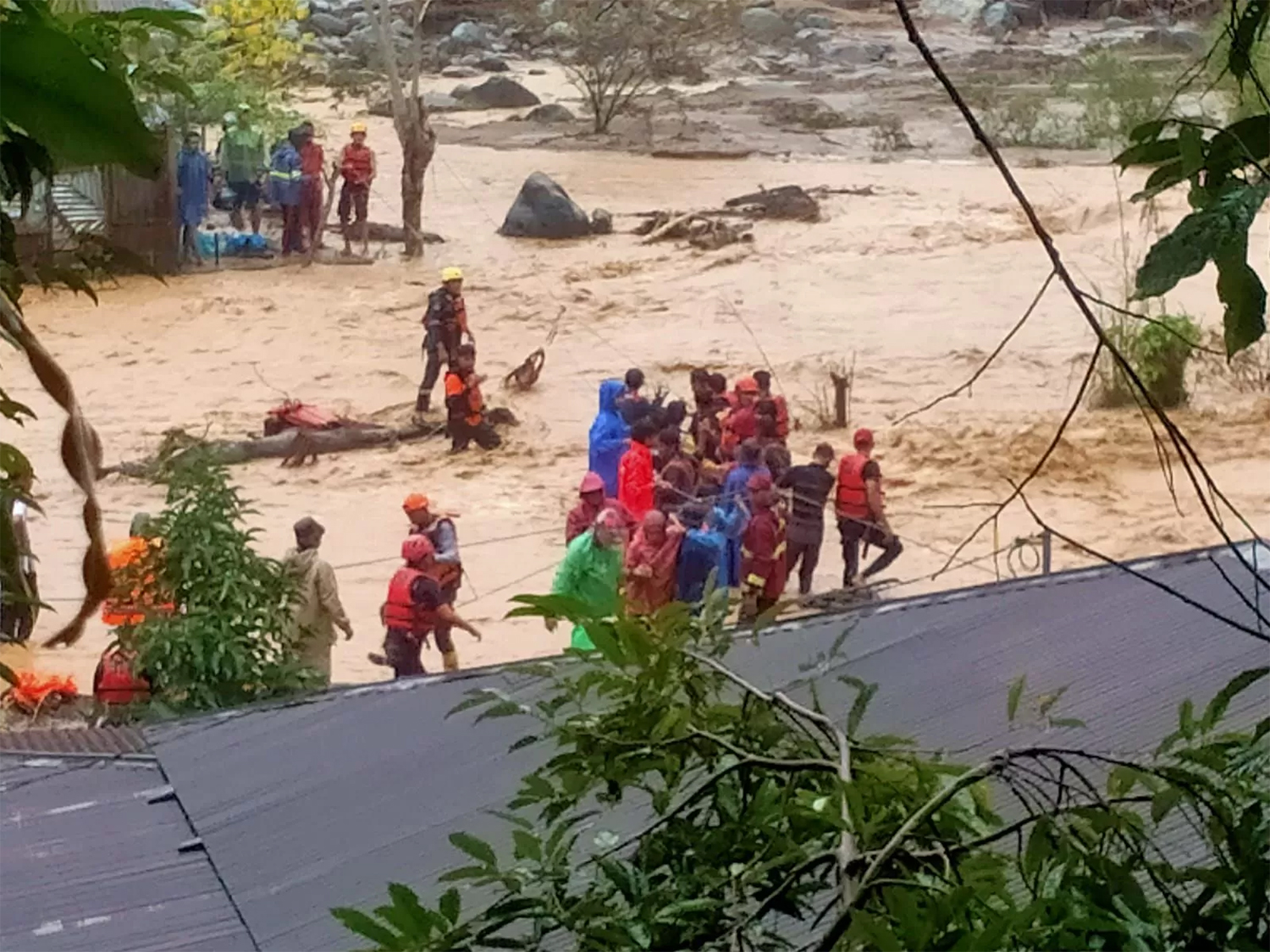 Banjir kembali melanda Batu Busuk. BPBD Padang mengimbau warga menjauh dari aliran sungai.