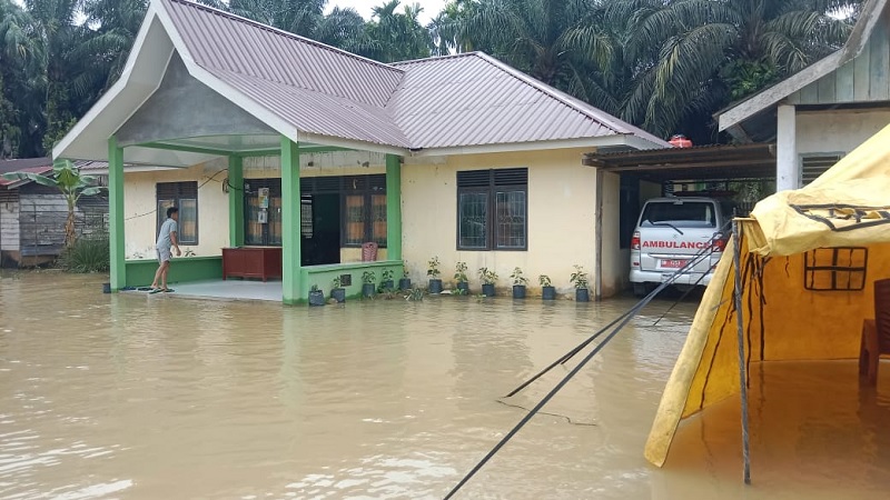 Kantor Desa Limau Manis, Kecamatan Kemuning, Kabupaten Indragiri Hilir terdampak banjir akibat curah hujan tinggi, Senin (15/12/2025).