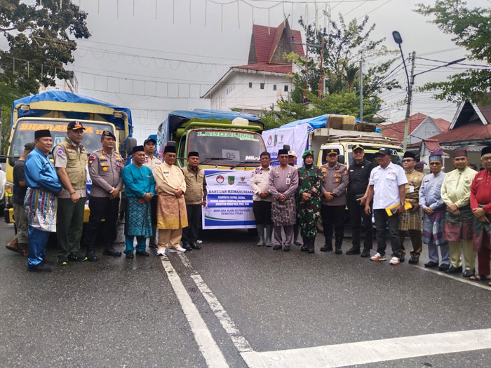 Bantuan kemanusiaan untuk korban bencana di Sumatera, sebanyak 10 truk, resmi diberangkatkan di depan Mess Pemkab Rohil di Bagansiapiapi, Senin (15/12/2025).