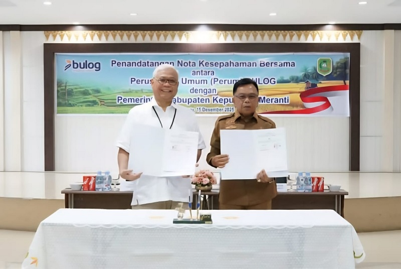 Foto bersama usai penandatanganan nota kesepahaman antara Bupati Kepulauan Meranti Asmar dan Direktur SDM dan Umum Perum Bulog, Sudarsono Hardjosoekarto, di Kantor Wilayah Bulog Pekanbaru.