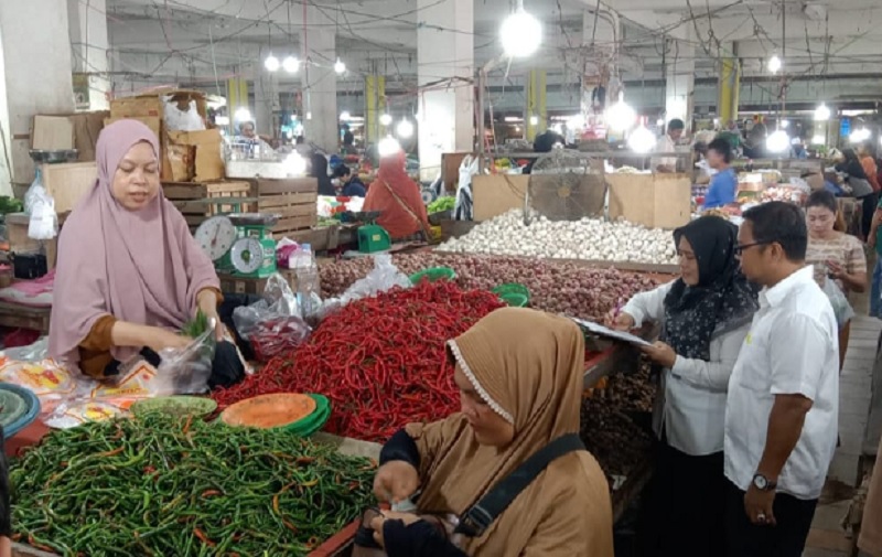 Petugas Disperindag Inhu saat mendata harga bahan kebutuhan pokok di pasar rakyat Kota Rengat, Senin (15/12/2025)