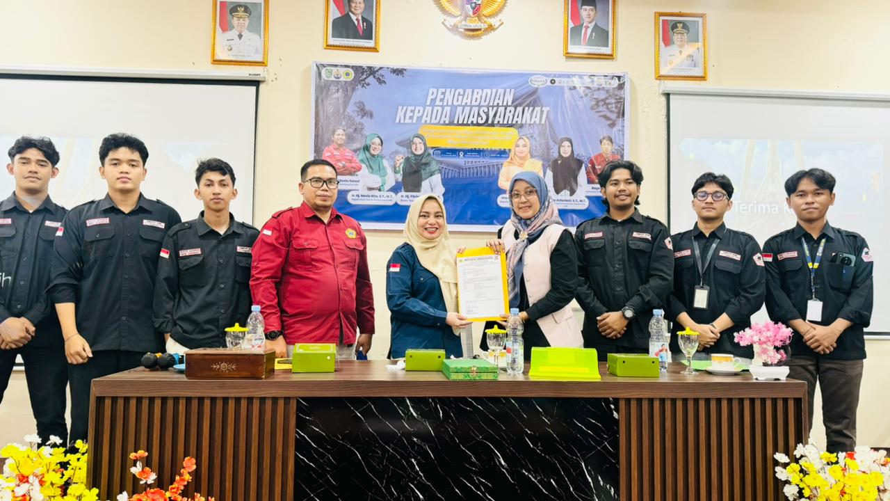 Saling menerima cenderamata antara Tim PKM Teknik Perminyakan UIR dengan SMK Migas Teknologi Riau, Selasa (9/12/2025).