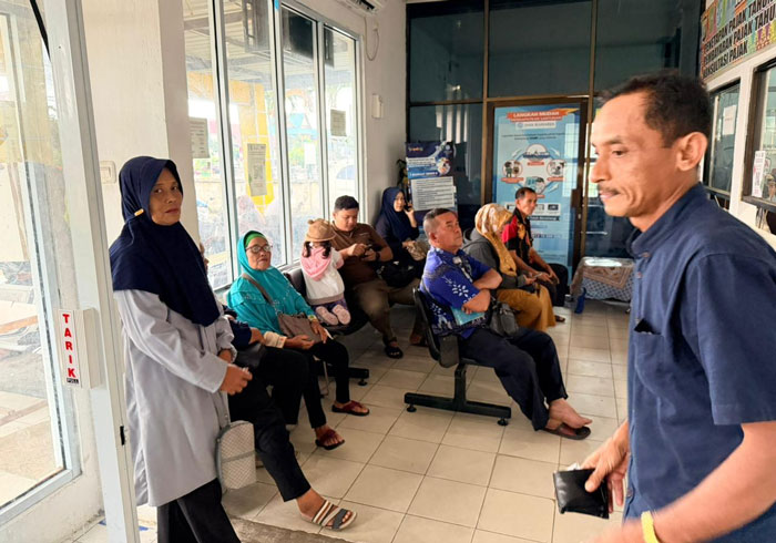 Masyarakat yang memanfaatkan waktu pembayaran pajak kendaraan bermotor dari program pengampunan pajak di Kantor UPT Dispenda Riau di Bengkalis, Senin (15/12/2025).