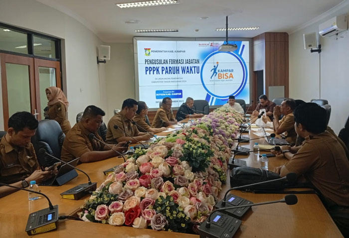 Komisi II DPRD Kampar menggelar rapat dengar pendapat membahas persoalan tidak terinputnya data yang menyebabkan Helda Arianti gagal diangkat sebagai PPPK paruh waktu.