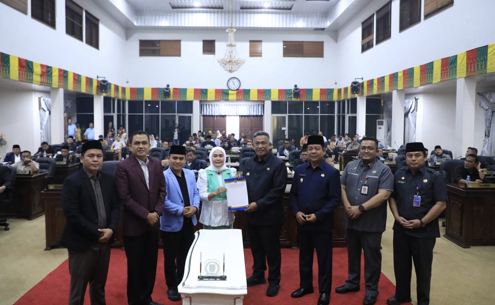 Ketua DPRD Rohul Hj Sumiartini bersama Bupati Rohul Anton menunjukkan kesepakatan KUA-PPAS 2026 yang telah ditandatangani dalam rapat paripurna di gedung DPRD Rohul, Ahad (14/12/2025) malam.