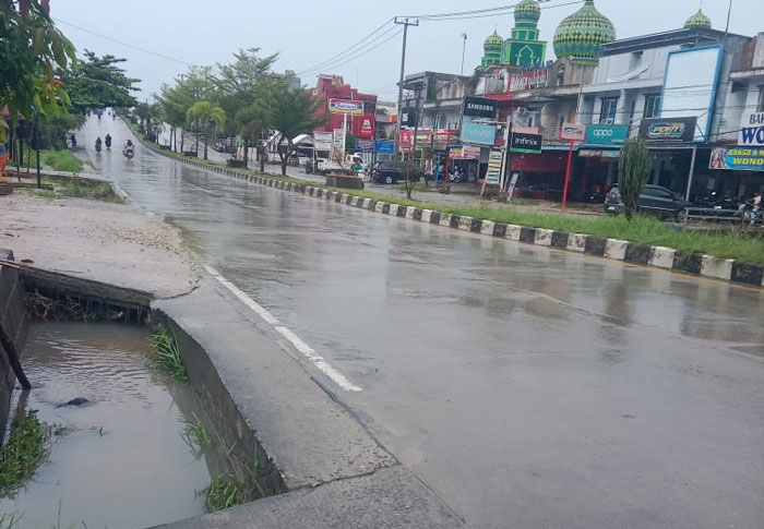 Kondisi Jalintim Km 113 yang mengalami surut total setelah sebelumnya digenangi air, Senin (15/12/2025).