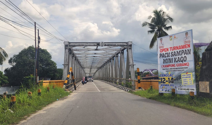 Portal pembatas ketinggian di jembatan lama penghubung Bangkinang&ndash;Petapahan mengalami kerusakan setelah ditabrak sebuah truk box bermuatan perpustakaan keliling, Senin (15/12/2025).