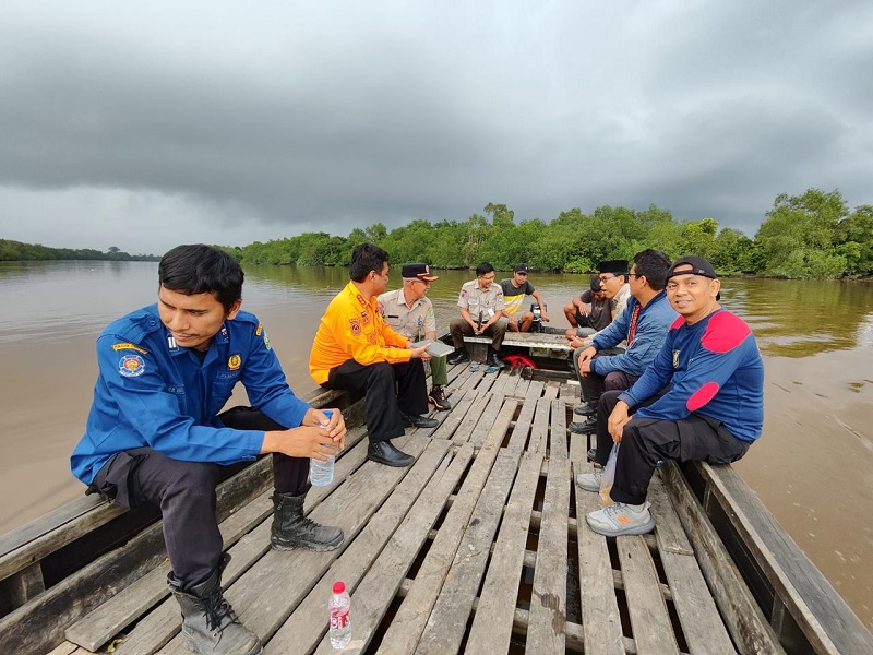 Kalaksa Badan Penanggulangan Bencana Daerah (BPBD) Kabupaten Siak Novendra Kasmara SSTP MSi (empat kiri) bersama tim turun ke Dusun Segintil, Desa Teluk Rimba, Kecamatan Koto Gasib, Kabupaten Siak.