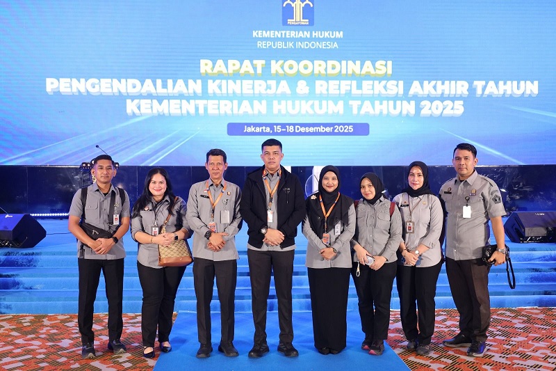 Kepala Kanwil Kemenkum Riau Rudy Hendra Pakpahan berfoto bersama jajaran saat menghadiri Rakor Pengendalian Capaian Kinerja dan Refleksi Akhir Tahun 2025 di Jakarta, Senin (15/12/2025).