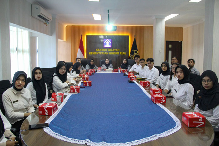 Ketua Tim Kelompok Kerja SDM Kanwil Kemenkum Riau Nurhayati Sitorus (tengah paling belakang) saat mengikuti rapat Pembekalan Admin dan Mentor Program Magang Lulusan Perguruan Tinggi Batch III 2025