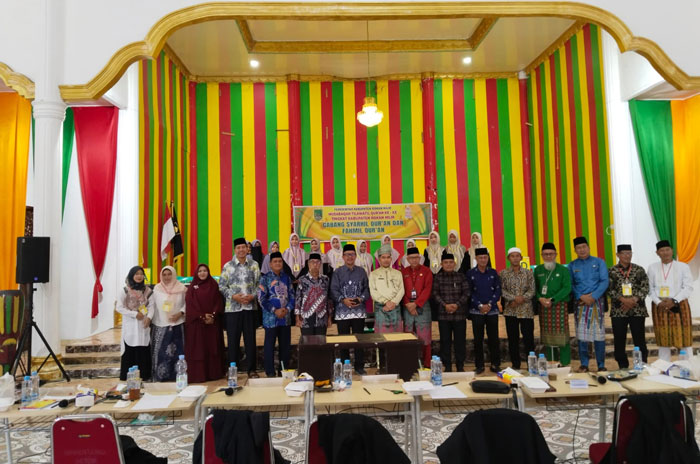 Dewan juri, panitia dan peserta cabang Fahmi Quran foto bersama di Balai Adat LAMR Rohil usai final Fahmil Quran, Senin (15/12/2025).