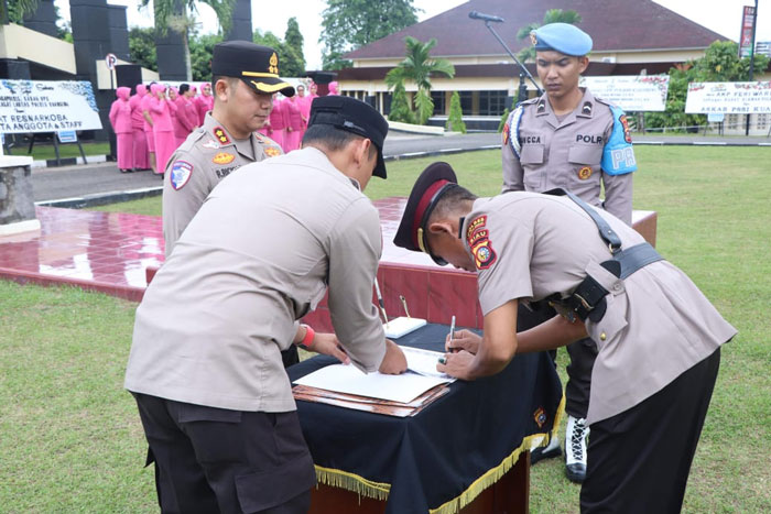 Kapolres Kuansing AKBP Raden Ricky Pratidiningrat pimpin upacara serah terima jabatan Waka Polres dan tiga orang Kasat, Senin (15/12/2025) di halaman Mapolres Kuansing
