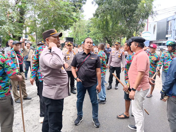 Massa salah satu kubu SPTI, yang dikawal Kepolisian, sempat memenuhi Jalan Riau Ujung, Kota Pekanbaru sebelum membubarkan diri, Senin (15/12/2025) pagi.