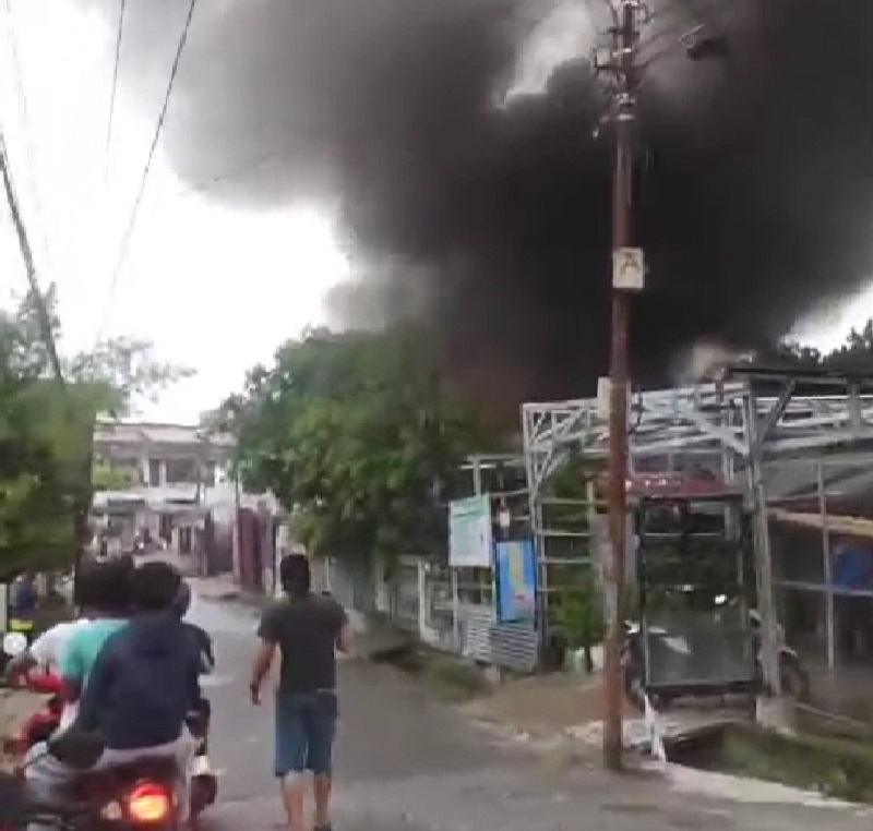 Kebakaran Sebuah gudang pengepul barang bekas atau gudang kara-kara terbakar di Jalan Sungai Kampar, Kelurahan Lima Puluh, Kota Pekanbaru, Senin (15/12/2025) sore.