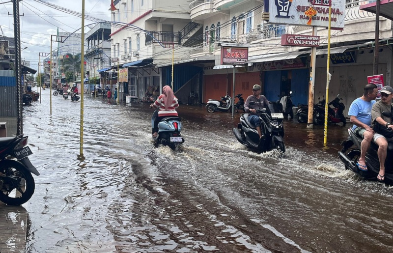 Konsdisi Jalan Kartini Selatpanjang yang masih digenangi air, Senin (15/12/2025) sore.