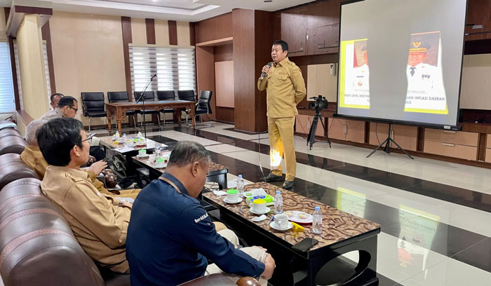 Wabup Inhu Ir H Hendrizal MSI saat memimpin rapat HLM TPID di ruang VIP Kantor Bupati Inhu, Senin (15/12/2025)