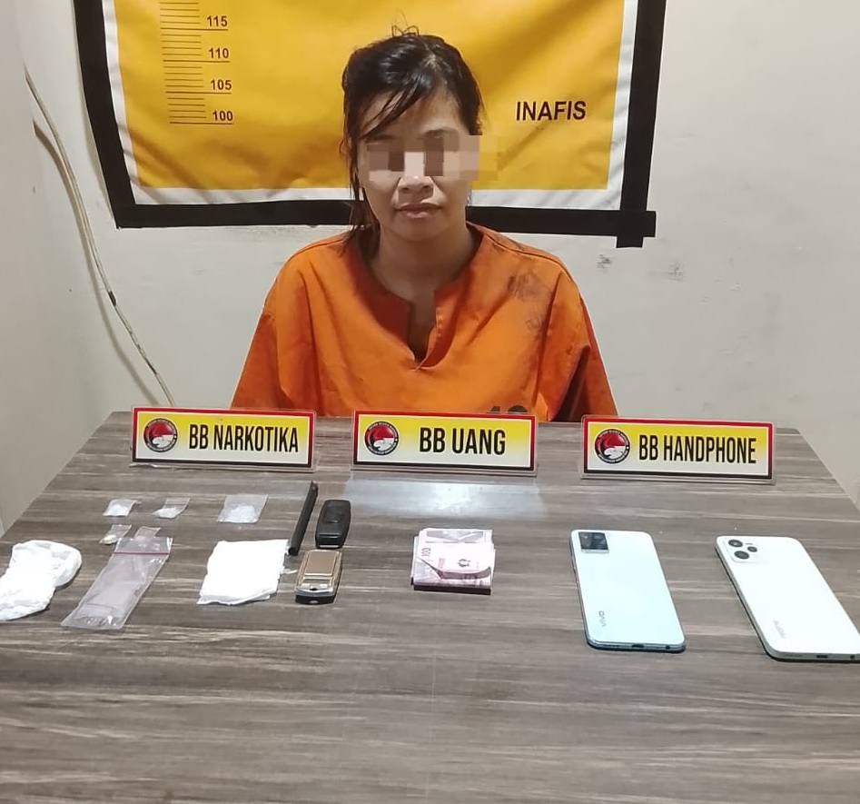 Tersangka inisial RD bersama barang bukti narkotika saat diamankan di Mapolres Inhil untuk penyelidikan lebih lanjut, Senin (15/12/2025).