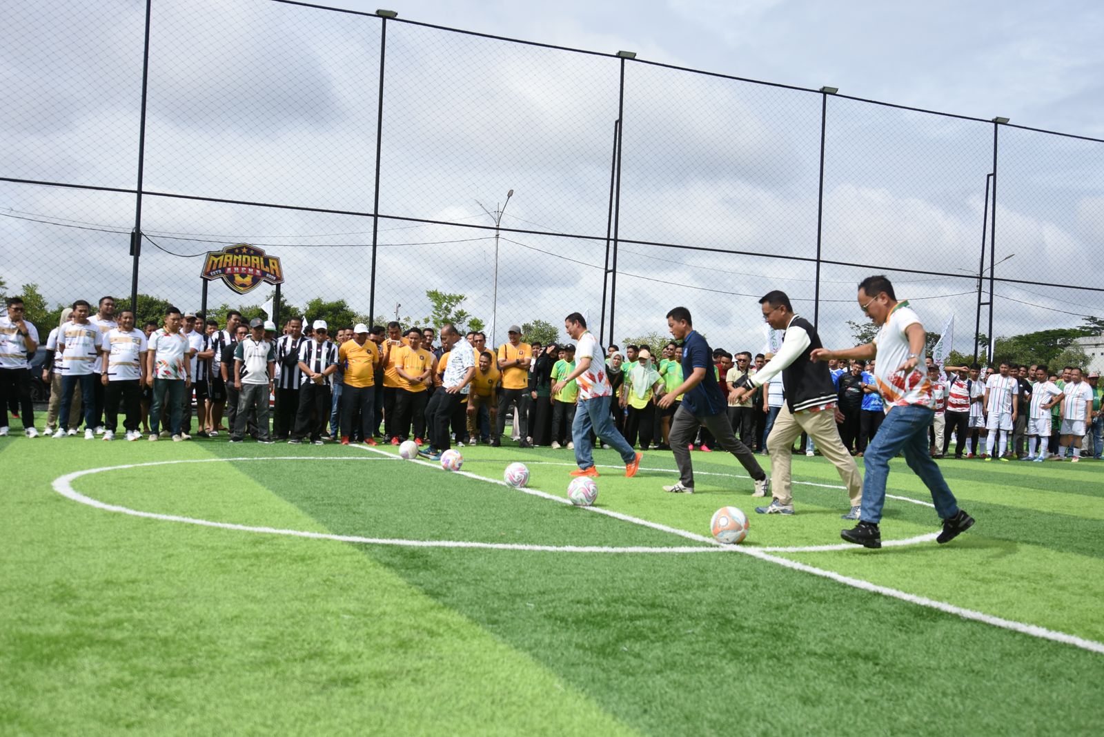 Mini Soccer Tournament Volume 1 Tahun 2025 yang diselenggarakan BRK Syariah untuk mempererat silaturahmi serta memperkuat kebersamaan di lingkungan kerja dan antar mitra strategis