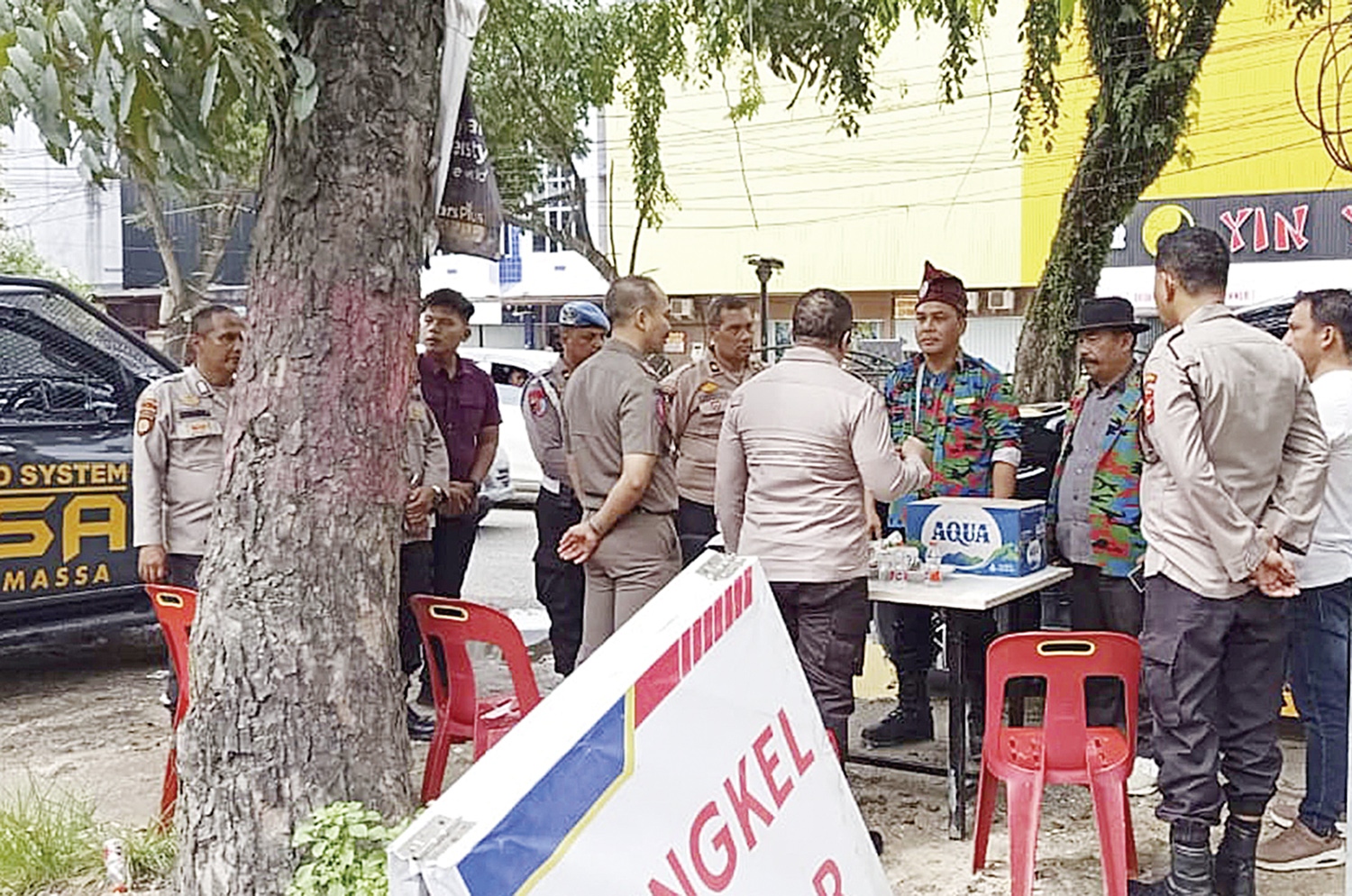 Kapolresta Pekanbaru Kombes Pol Jeki Rahmat Mustika dan Kasatpol PP Pekanbaru Yuliarso memediasi dua pimpinan kubu SPTI yang massanya nyaris bentrok di Jalan Riau Ujung, Senin (15/12/2025).