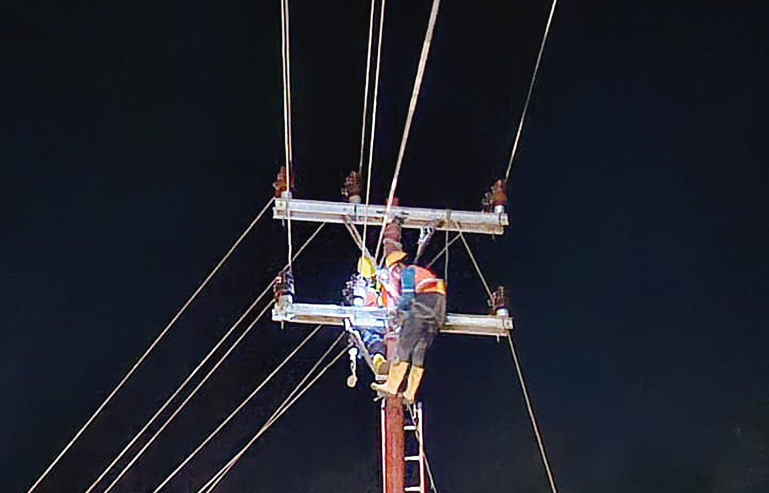 Petugas PLN ketika memperbaiki salah satu jaringan distribusi tegangan menengah yang sempat terdampak bencana di Aceh.