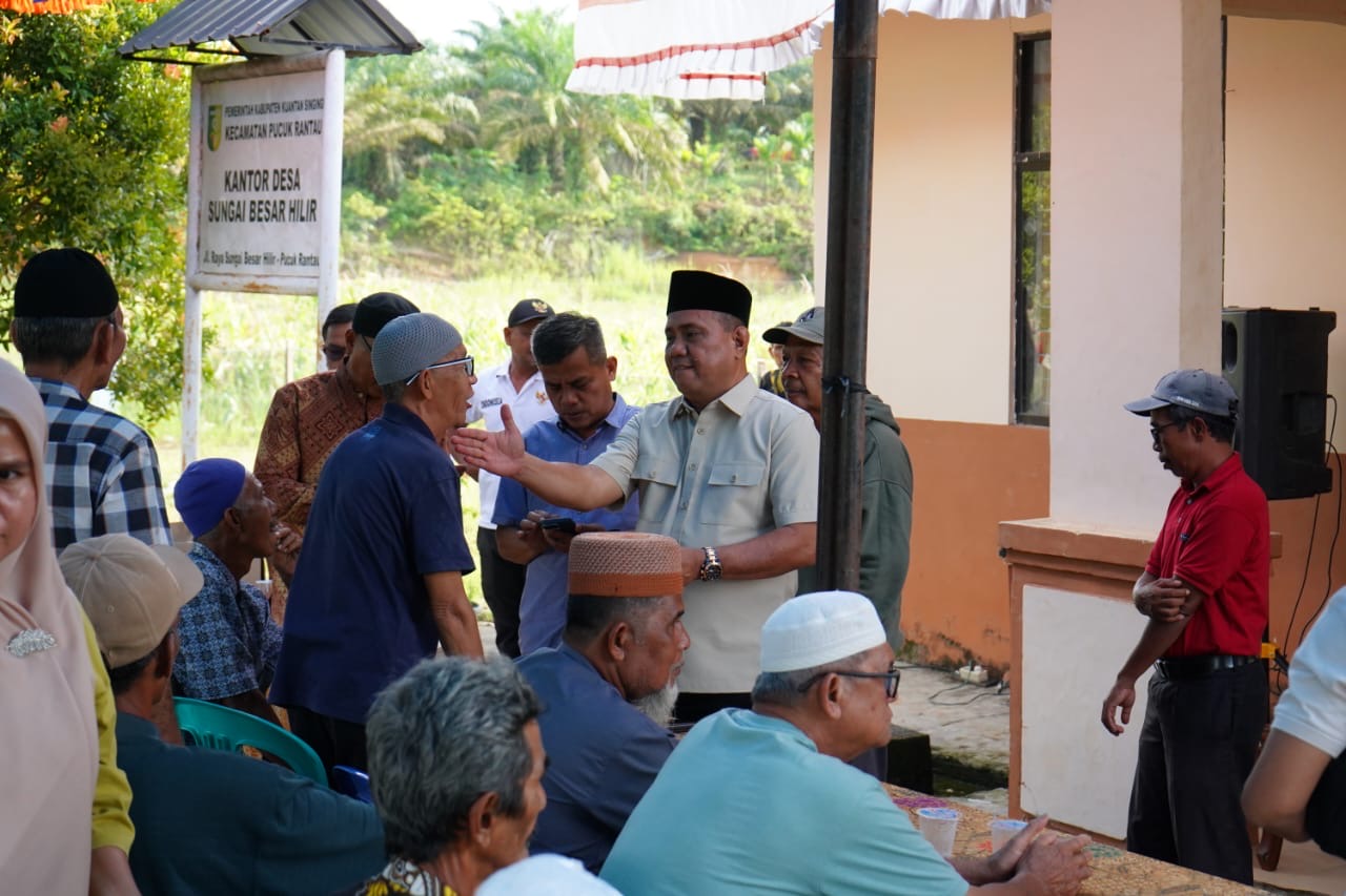 Ketua DPRD Kuansing, H Juprizal SE MSi disambut warga Desa Sungai Besar Hilir saat reses Ahad (14/12/2025) kemaren.