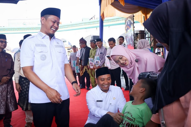 Wako Agung Nugroho saat memberikan bantuan seorang warga pada suatu acara.