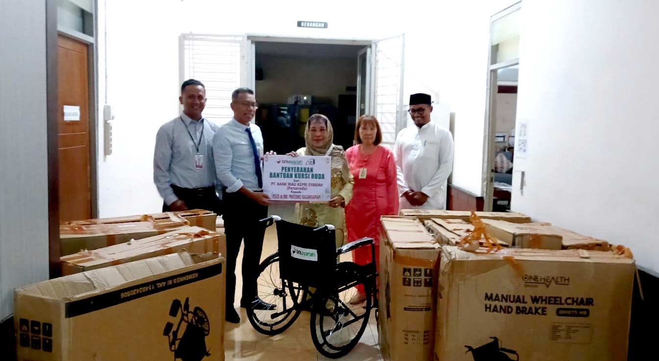 PT Bank Riau Kepri Syariah (Perseroda) Cabang Bagansiapiapi menyerahkan bantuan kursi roda kepada RSUD dr. RM. Pratomo Bagansiapiapi.